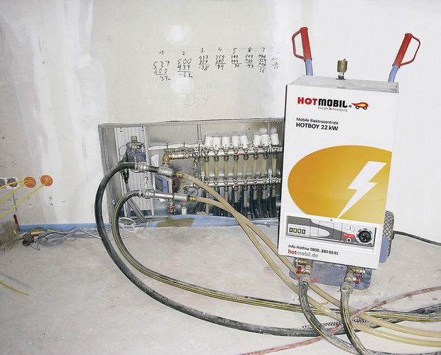 Mit mobilen Elektroheizgeräten kann die zur Estrichaufheizung benötigte Heizwärme direkt in einen Heizkreisverteiler eingespeist werden. - © Hotmobil
Mit mobilen Elektroheizgeräten kann die zur Estrichaufheizung benötigte Heizwärme direkt in einen Heizkreisverteiler eingespeist werden. - © Hotmobil