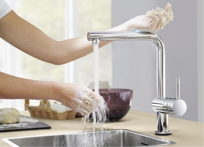 Die Hybridarmatur Minta Touch von Grohe vereint zwei Bedienarten.