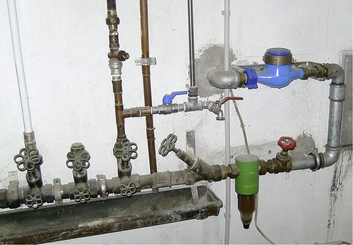 Hier wurde verbaut, was gerade zur Hand war. Sei es der Heizungsschieber vor dem Rückspülfilter, der Füll- und Entleerhahn, der mittels verzinkter Redmuffe und verzinktem Nippel in den vorhandenen Rotgussübergang von der Kupferleitung gerade gepasst hat, oder auch rechts daneben die verlegte 15-mm-Stahlleitung mit Klemmringverschraubung. Hier wurde verbaut, was gerade zur Hand war. Sei es der Heizungsschieber vor dem Rückspülfilter, der Füll- und Entleerhahn, der mittels verzinkter Redmuffe und verzinktem Nippel in den vorhandenen Rotgussübergang von der Kupferleitung gerade gepasst hat, oder auch rechts daneben die verlegte 15-mm-Stahlleitung mit Klemmringverschraubung.