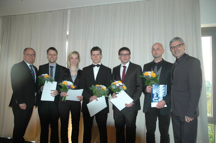 Die Preisträger Bachelor v.l.: Alf Bauer, Vorstandsvorsitzender Förderverein, Hartmut Thiem, Adriane Steinborn, Gabor Braniek, Daniel Besendorf, Daniel König, Prof. Holger Hahn. Die Preisträger Bachelor v.l.: Alf Bauer, Vorstandsvorsitzender Förderverein, Hartmut Thiem, Adriane Steinborn, Gabor Braniek, Daniel Besendorf, Daniel König, Prof. Holger Hahn.