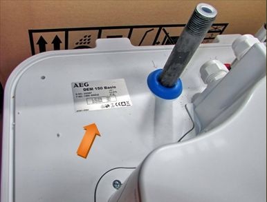 Das Typenschild befindet, sich an der unteren Geräteseite direkt neben dem Kaltwassereinlauf. Das Typenschild befindet, sich an der unteren Geräteseite direkt neben dem Kaltwassereinlauf.