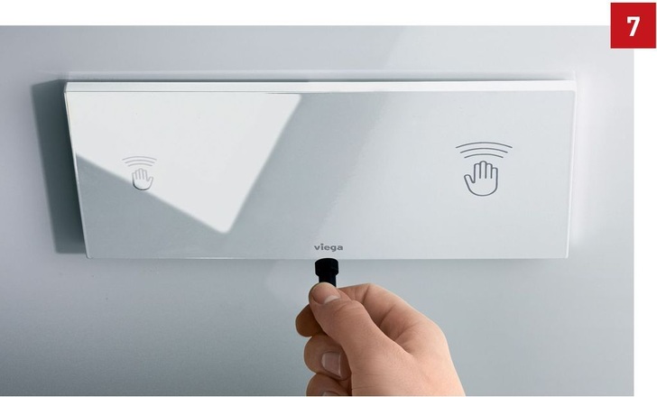 Schnell installiert, einfach programmiert — das sind die Vorteile von Betätigungsplatten mit Hygiene+-Funktion, wenn eine Reiheninstallation (z.B. Toilettenanlage in einer Sporthalle) gegen Nutzungsunterbrechungen abgesichert werden muss.