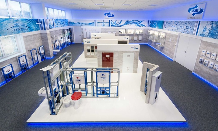 Zum Schulungszentrum gehört ein 150 m² großer Ausstellungsraum. Zum Schulungszentrum gehört ein 150 m² großer Ausstellungsraum.
