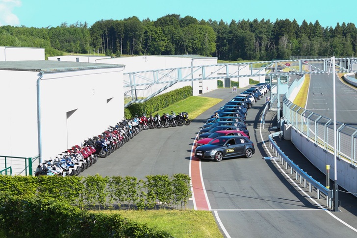 Gleich ob im sportlichen Audi S3 oder auf dem Motorrad, am Bilster Berg Drive Resort war Fahrspaß garantiert. - Remeha GmbH, Emsdetten