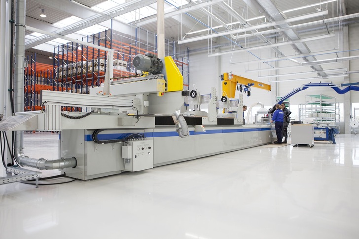 Die ersten FISCO-Produkte werden aus harzgetränkten Glasfasergarnen im Pultrusionsverfahren hergestellt. Die speziell für dieses Verfahren konstruierten Maschinen befinden sich am Standort in Zusmarshausen am Stammsitz von Sortimo. - Sortimo International GmbH, Zusmarshausen - © Sortimo International GmbH, Zusmarshausen
Die ersten FISCO-Produkte werden aus harzgetränkten Glasfasergarnen im Pultrusionsverfahren hergestellt. Die speziell für dieses Verfahren konstruierten Maschinen befinden sich am Standort in Zusmarshausen am Stammsitz von Sortimo. - Sortimo International GmbH, Zusmarshausen - © Sortimo International GmbH, Zusmarshausen