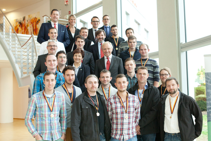 Die Meisterteilnehmer, die Jury, der Vorsitzende des ZVSHK, Elmar Esser sowie Dr. Helmut Rothenberger, Aufsichtsratsvorsitzender und Ralf Weber, Vorstandssprecher der Rothenberger AG, feierten gemeinsam die Übergabe des Meisterpreises. Die Meisterteilnehmer, die Jury, der Vorsitzende des ZVSHK, Elmar Esser sowie Dr. Helmut Rothenberger, Aufsichtsratsvorsitzender und Ralf Weber, Vorstandssprecher der Rothenberger AG, feierten gemeinsam die Übergabe des Meisterpreises.