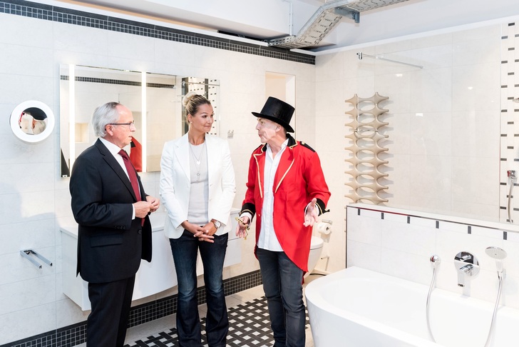 Franziska van Almsick war vom Enthusiasmus des Liedelt- Teams in Harburg und von der professionellen Umsetzung der Veranstaltung sehr angetan. Geschäftsführer Michael Lossau (l.) und Ausstellungsleiter Martin Kronbügel als “Zirkusdirektor“ freuten sich über die Komplimente ihres Ehrengastes. - VDS