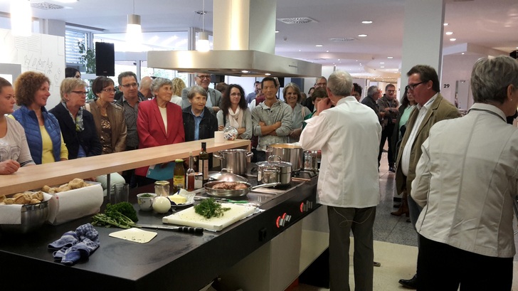 Ein Show-Cooking gehörte zum Veranstaltungsprogramm von Pfeiffer & May in Trossingen. - VDS/Pfeiffer&May - © VDS/Pfeiffer&May
Ein Show-Cooking gehörte zum Veranstaltungsprogramm von Pfeiffer & May in Trossingen. - VDS/Pfeiffer&May - © VDS/Pfeiffer&May