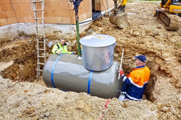 Beim Einlagern des Behälters ist Präzision gefragt. - Progas