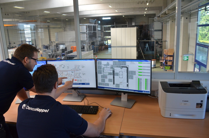 Geregelt wird die Anlage über die Leitwarte. Über einen Großbildschirm können Besucher alles bequem verfolgen, während der Prüfstandleiter über drei weitere Monitore die Anlage und das Testgerät komplett überwacht und regelt. Geregelt wird die Anlage über die Leitwarte. Über einen Großbildschirm können Besucher alles bequem verfolgen, während der Prüfstandleiter über drei weitere Monitore die Anlage und das Testgerät komplett überwacht und regelt.