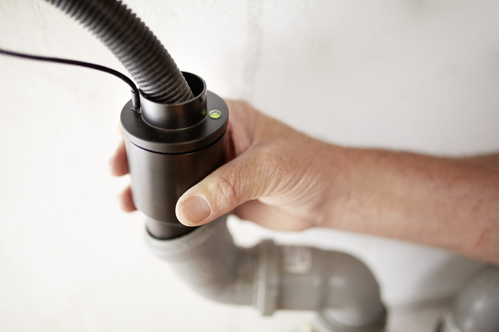 Der Kondensatmengenzähler wird zwischen dem Kondensatablaufschlauch und dem Abfluss eingesetzt und über ein USB-Kabel mit dem Messgerät verbunden. - Wöhler