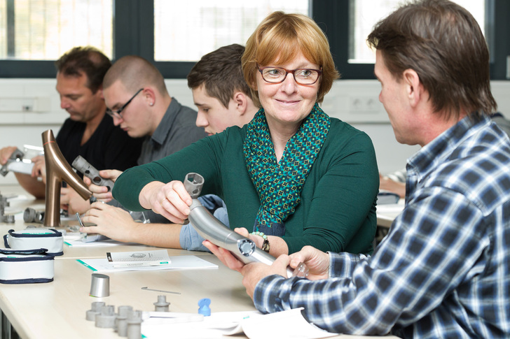 “Technisches Basiswissen für Frauen“ richtet sich an Kundenberaterinnen, kaufmännische Angestellte oder Inhaberinnen, die Interesse an Technikwissen rund um Sanitärprodukte haben. “Technisches Basiswissen für Frauen“ richtet sich an Kundenberaterinnen, kaufmännische Angestellte oder Inhaberinnen, die Interesse an Technikwissen rund um Sanitärprodukte haben.