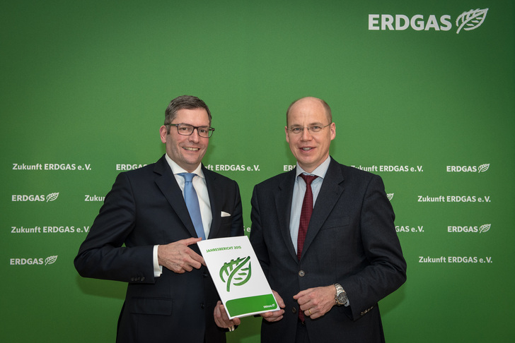 Auf der Pressekonferenz stellte Zukunft Erdgas mit Ulrich Danco und Dr. Timm Kehler (v.l.) seinen Jahresbericht vor. - Zukunft Erdgas e. V. / Luca Abbiento