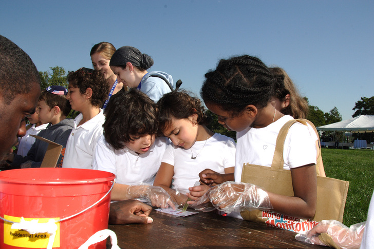 Zuverlässige Versorgung mit sauberem Wasser bedeutet auch, schon die Kinder auf die Gefahren durch verschmutztes Wasser hinzuweisen. Zuverlässige Versorgung mit sauberem Wasser bedeutet auch, schon die Kinder auf die Gefahren durch verschmutztes Wasser hinzuweisen.