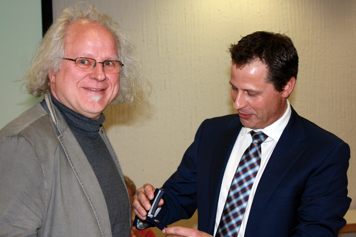 Präsident Torsten Grüter ehrte Erwin Nolde mit der fbr-Ehrennadel und hob in seiner Laudatio dessen Pionierleistung für das Grauwasserrecycling und seinen persönlichen Einsatz für den Verband hervor. - fbr/Göller