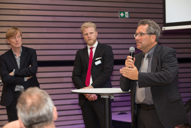 V.l.: Dr. Volkmar Hovestadt, Geschäftsführer digitales bauen, Dr. Maximilian Offizier, Bereichsleiter TCW, und Prof. Klaus Peter Sedlbauer, IBP, diskutierten mit den Teilnehmern, wohin die Evolution die Baubranche in den nächsten Jahren führen kann. V.l.: Dr. Volkmar Hovestadt, Geschäftsführer digitales bauen, Dr. Maximilian Offizier, Bereichsleiter TCW, und Prof. Klaus Peter Sedlbauer, IBP, diskutierten mit den Teilnehmern, wohin die Evolution die Baubranche in den nächsten Jahren führen kann.