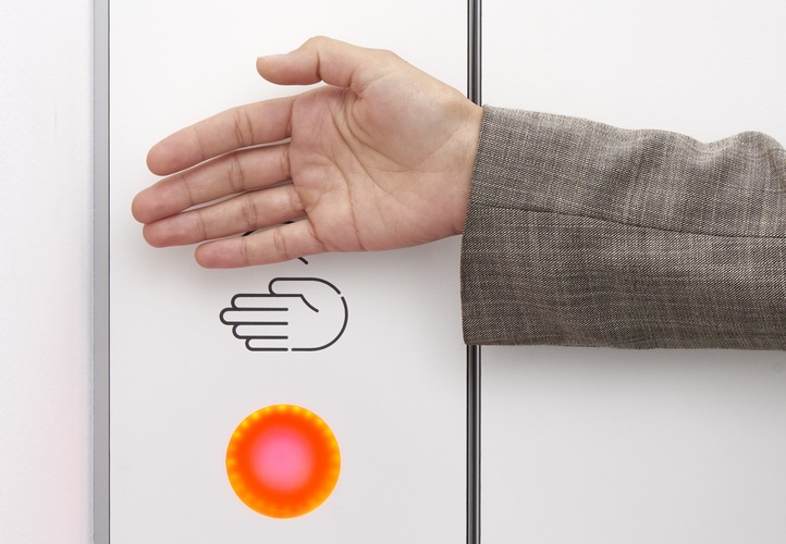 Über einen Sensor kann die WC-Tür ohne Kontakt ver- und entriegelt werden. - Schäfer Trennwandsysteme