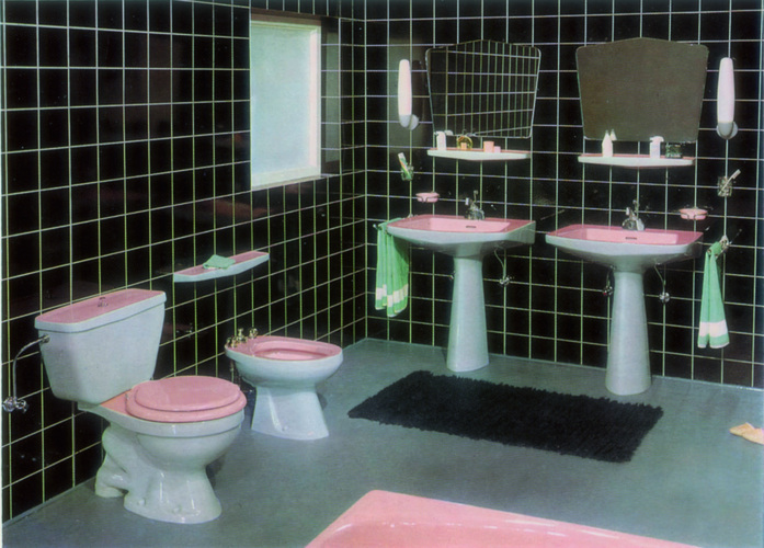 GC-Gruppe-Broschürenmotiv der 80er Jahre - ein Bad in rosa-grau.