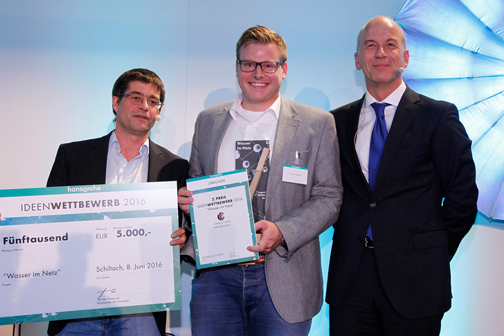 v.l.: Richard Grohe, zweiter Preisträger Christof Elben, Thorsten Klapproth. - Hansgrohe SE / www.eidens-hall.de