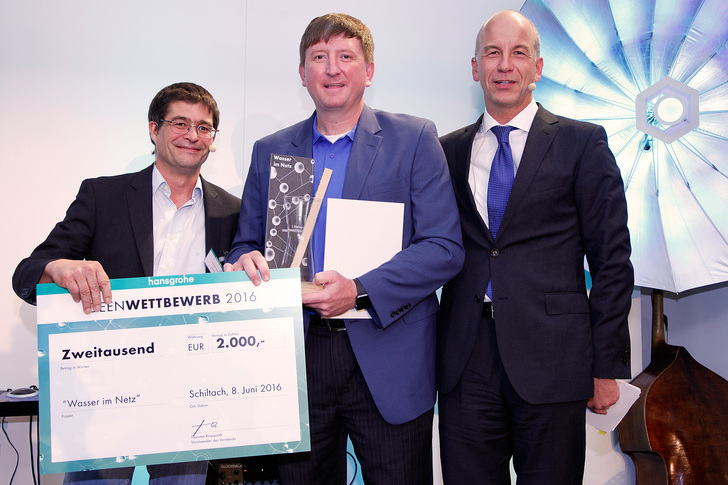 v.l.: Richard Grohe, dritter Preisträger Robbie Hillis, Thorsten Klapproth. - © Hansgrohe SE / www.eidens-hall.de
v.l.: Richard Grohe, dritter Preisträger Robbie Hillis, Thorsten Klapproth. - Hansgrohe SE / www.eidens-hall.de