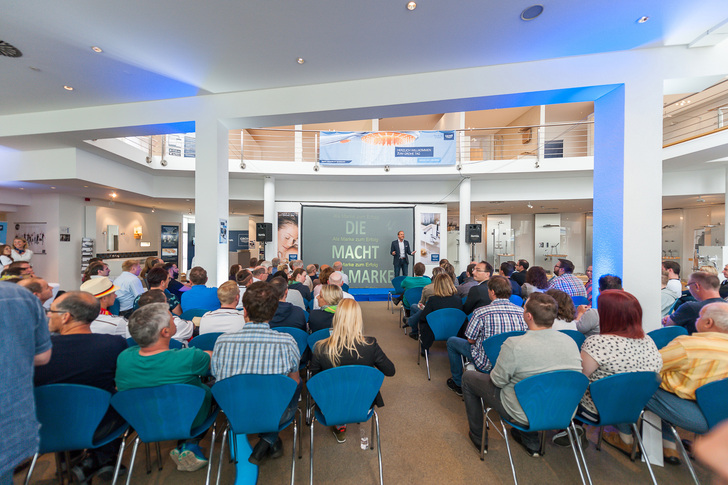 Erfolgstrainer Torsten Will begeisterte mit seinem Vortrag "Als Marke zum Erfolg" die Besucher. - Michael Rosenstiel (michael-fotografiert.de, Offenburg)