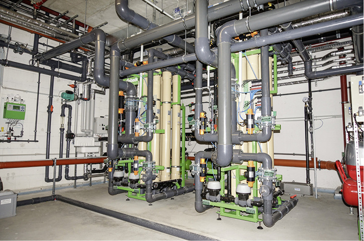 Das Anlagenbeispiel zeigt die Verrohrung einer Ultrafiltrationsanlage für ein Schwimmbad.
