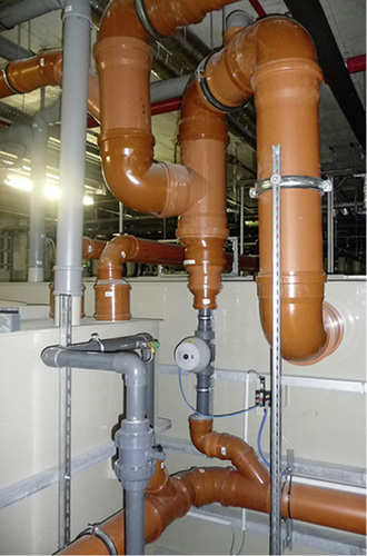 <p>Für die Ableitung von Reinigungswasser aus der Überlaufrinne wird in der Entwässerungsleitung zum Wasserspeicher ein Siphon mit motorbetriebenem Absperrventil vorgesehen.</p> - © Grünbeck <p>Für die Ableitung von Reinigungswasser aus der Überlaufrinne wird in der Entwässerungsleitung zum Wasserspeicher ein Siphon mit motorbetriebenem Absperrventil vorgesehen.</p> - © Grünbeck