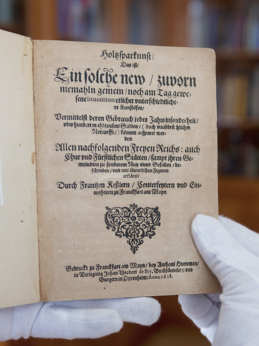 Das älteste Exemplar in der Buderus Fachbibliothek Heiztechnik stammt aus dem Jahr 1618 und trägt den Titel “Holzsparkunst“. - Buderus