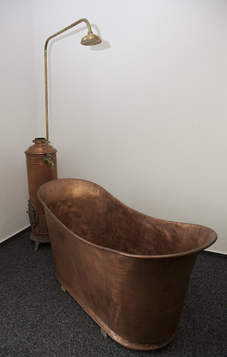 Ein Ausstellungsstück ist eine Kupferbadewanne mit zugehörigem Badeofen aus dem Jahr 1880. - Buderus - © Buderus
