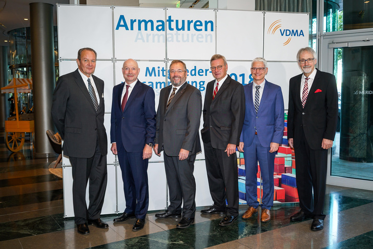 Der neue Vorstand VDMA Armaturen. v.l.n.r. Wolfgang Burchard (Geschäftsführer, VDMA Armaturen), Andreas Dornbracht (Dornbracht), Axel Weidner (Mankenberg), Rupprecht Kemper (Gbr. Kemper), Rolf Kummer (AS Schneider), Heinz Eckard Beele (IMI Hydronic Engineering). Nicht auf dem Foto: Martin Leser. - VDMA Armaturen - © VDMA Armaturen
Der neue Vorstand VDMA Armaturen. v.l.n.r. Wolfgang Burchard (Geschäftsführer, VDMA Armaturen), Andreas Dornbracht (Dornbracht), Axel Weidner (Mankenberg), Rupprecht Kemper (Gbr. Kemper), Rolf Kummer (AS Schneider), Heinz Eckard Beele (IMI Hydronic Engineering). Nicht auf dem Foto: Martin Leser. - VDMA Armaturen - © VDMA Armaturen