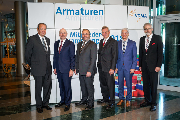 Der neue Vorstand VDMA Armaturen. v.l.n.r. Wolfgang Burchard (Geschäftsführer, VDMA Armaturen), Andreas Dornbracht (Dornbracht), Axel Weidner (Mankenberg), Rupprecht Kemper (Gbr. Kemper), Rolf Kummer (AS Schneider), Heinz Eckard Beele (IMI Hydronic Engineering). Nicht auf dem Foto: Martin Leser. - VDMA Armaturen - © VDMA Armaturen
