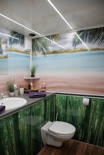 Das mobile Badezimmer verfügt über alles, was man von einem Bad erwartet: Toilette, Waschbecken, geräumige Duschzelle mit elektrischer Fußbodenheizung, Umkleidebereich und Handtuch-Heizkörper. - mobiheat - © mobiheat
Das mobile Badezimmer verfügt über alles, was man von einem Bad erwartet: Toilette, Waschbecken, geräumige Duschzelle mit elektrischer Fußbodenheizung, Umkleidebereich und Handtuch-Heizkörper. - mobiheat - © mobiheat