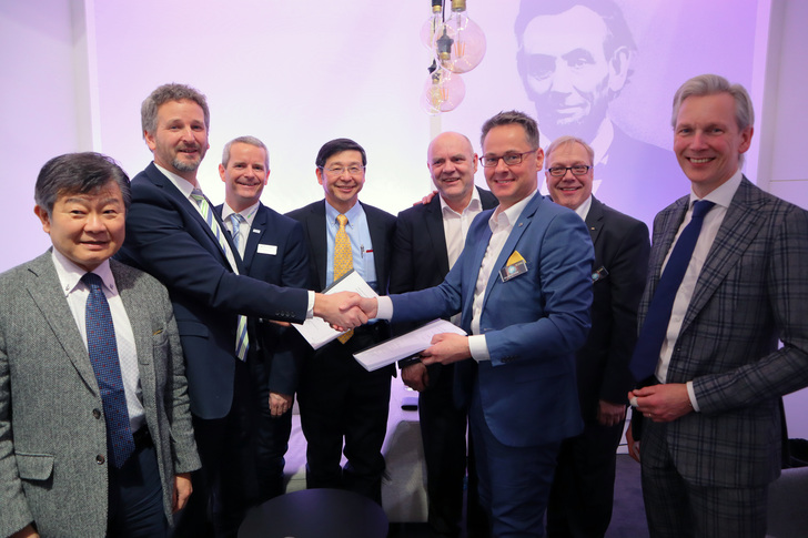 Im Bild (von links nach rechts): Yosuke Tajima (CSO RMB/ENERGIE GmbH), Henning Brake (COO RMB/ENERGIE GmbH), Jens Brake (CEO RMB/ENERGIE GmbH), Tetsuya Yamamoto (CEO Yanmar Energy Systems), Jürgen Zastrow (Leiter Vertrieb RMB/ENERGIE GmbH), Alexander Schuh (CEO Remeha GmbH), Jürgen Jahn (Leiter Produktmanagement Remeha GmbH), Robert Duinsteen (BDR Thermea Gruppe) - © RMB/Energie GmbH, Saterland
 Im Bild (von links nach rechts): Yosuke Tajima (CSO RMB/ENERGIE GmbH), Henning Brake (COO RMB/ENERGIE GmbH), Jens Brake (CEO RMB/ENERGIE GmbH), Tetsuya Yamamoto (CEO Yanmar Energy Systems), Jürgen Zastrow (Leiter Vertrieb RMB/ENERGIE GmbH), Alexander Schuh (CEO Remeha GmbH), Jürgen Jahn (Leiter Produktmanagement Remeha GmbH), Robert Duinsteen (BDR Thermea Gruppe) - RMB/Energie GmbH, Saterland