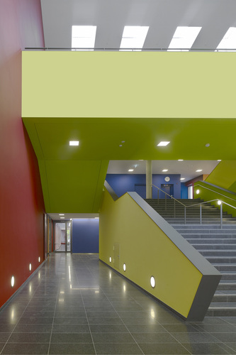 Das Innere des Gebäudes zeichnet sich durch ein kräftiges Farbkonzept aus. - Schäfer Trennwandsysteme - © Schäfer Trennwandsysteme
