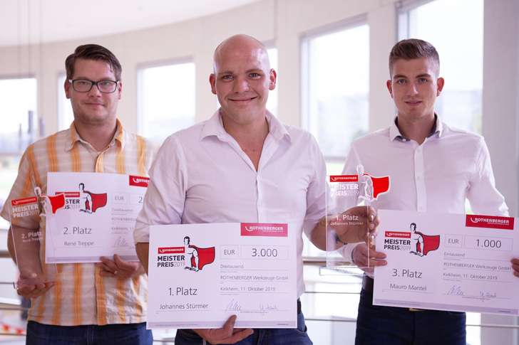 Von links nach rechts: René Treppe (2. Platz), Johannes Stürmer (1. Platz), Mauro Mantel (3. Platz). Nathanael Liebergeld, Sieger des weiteren 2. Platzes, ist nicht im Bild. - Rothenberger