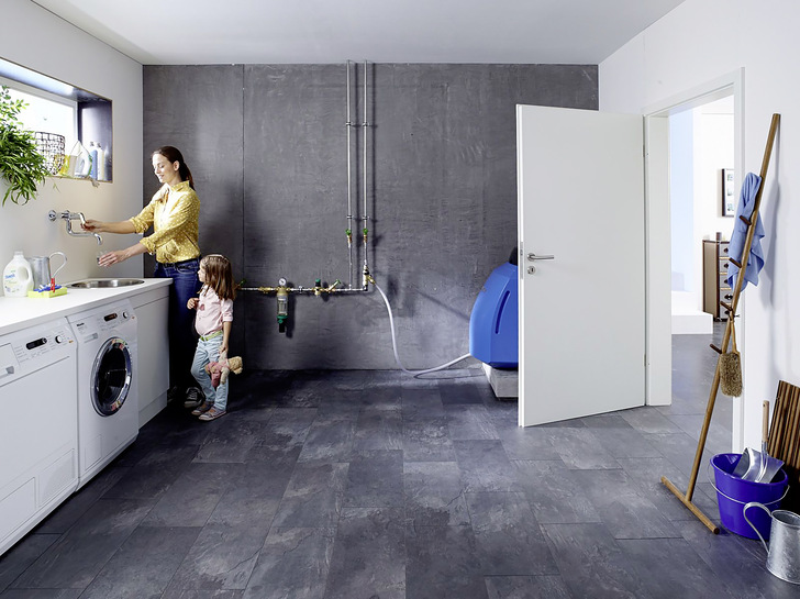 1 Damit Trinkwasser aus dem Wasserhahn bedenkenlos getrunken werden kann, muss das Trinkwassernetz vor Verun­reinigungen durch Flüssigkeiten der ­Kategorien 2 bis 5 geschützt werden.
