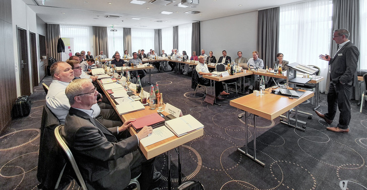 Interessiert folgen die Teilnehmer der Veranstaltung „Geschäftsführer-Info 2019“ dem Vortrag von Hauptgeschäftsführer Wolfgang Becker.