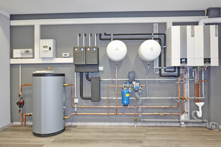 Ein Hybridsystem mit Brennwertheizkessel und Luft/Wasser-Wärmepumpe kombiniert die Vorteile der beiden Wärmeerzeuger und bietet die Möglichkeit, langfristig auf Änderungen im Energiesystem flexibel zu reagieren.