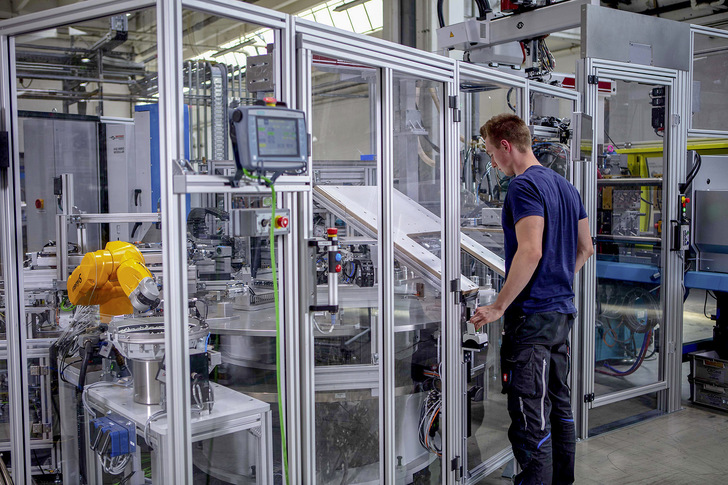 Mittels PVD-Technologie stellt Grohe in Lahr farbige Handbrausen und Duschsysteme her. - © Bild: Grohe
 Mittels PVD-Technologie stellt Grohe in Lahr farbige Handbrausen und Duschsysteme her.