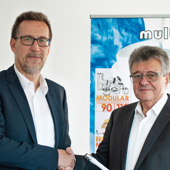 Manfred Voit (rechts), Vertriebsleiter Deutschland bei der DW Verbundrohr GmbH in Haßfurt, geht nach 46 aktiven Jahren zum Jahresende in den Ruhestand. Olaf Kuhr (links) übernimmt die Position ab Januar 2020.  - © Multitubo

