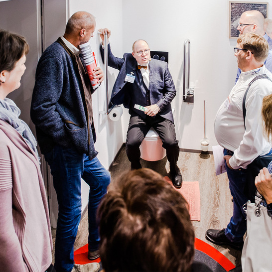 Micha Kours gab Einblicke in das pflegegerechte Komfortbad für die Zielgruppe 60+ und für Pflegekräfte.