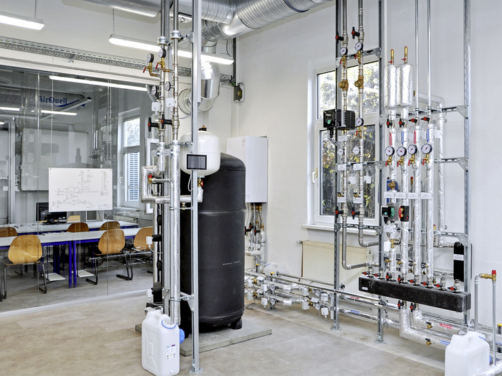 Das Weiterbildungszentrum „Servicemonteur BTGA“ in Erfurt ist mit kompletten Heizungs- und Lüftungsanlagen ausgestattet. - © Bild: ja / BTGA e.V.
