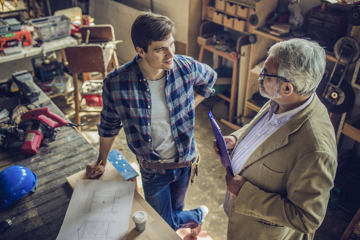 Die persönliche Kommunikation mit den Mitarbeitern, Vertrauen und Feedback verstärken Ihr positives Image als Arbeitgeber. - © Bild: skynesher / Getty Images
