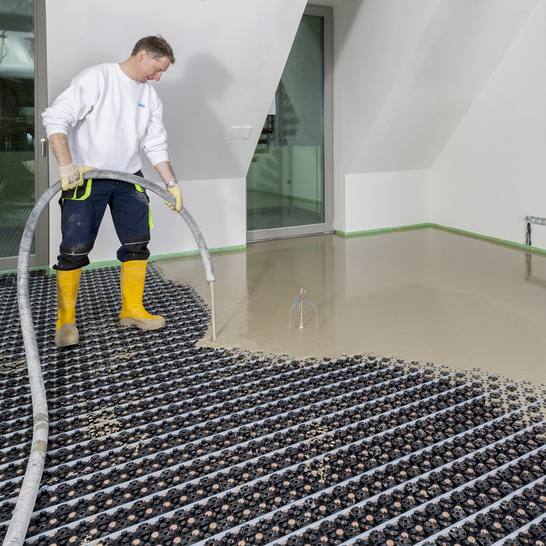 Fußbodenheizung nachträglich eingebaut: Mit einem aufeinander abgestimmten Flächenheizsystem aus der Fußbodenheizung Uponor Minitec und der selbst verlaufenden Bodenausgleichs-Masse Knauf N 430 wurde eine Gesamtaufbauhöhe des Bodens von nur 20 mm erreicht.  