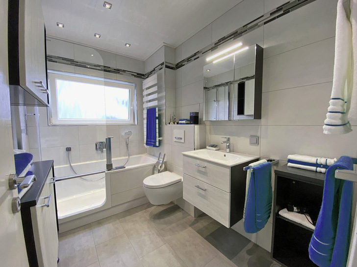 Badgestaltung auf 5,5 m² mit der Artweger-Duschbadewanne Twinline 2. - © Bild: Artweger
