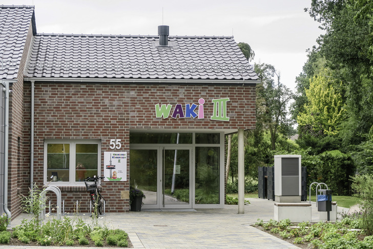 In der Kindertagesstätte WaKi III arbeitet eine Luft/Wasser-
Wärmepumpe BLW 12 Neo in Verbindung mit 27 PV-Modulen.﻿