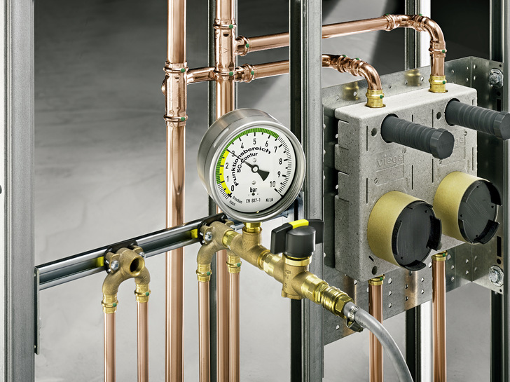 Bei Dichtheitsprüfungen an Trinkwasser-Installationen ist sauberes Arbeiten gefragt: Vorzugsweise wird mit ­Inertgas abgedrückt.