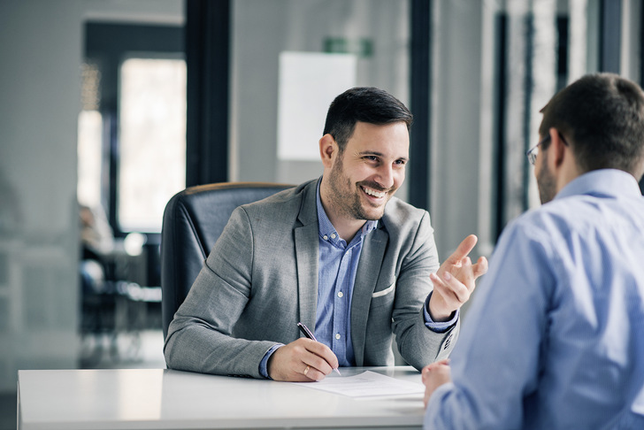 Arbeitgeber sind gesetzlich dazu verpflichtet, die Führerscheine aller Angestellten, die ein Firmenfahrzeug nutzen, zu kontrollieren. - © Bild: gettyimages / nortonrsx
