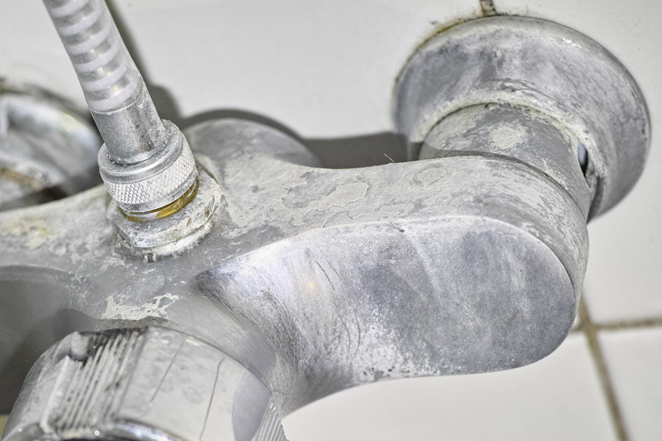 Kalkhaltiges Wasser ist für den Menschen unbedenklich genießbar, die darin enthaltenen Mineralstoffe stellen jedoch für die Leitungen im Haus  eine große Gefahr dar. 