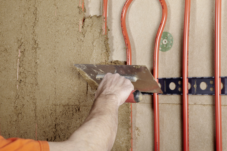 Bei der Umsetzung der Flächen­heizung/-kühlung an Wand und Decke müssen die verschiedenen Gewerke ­koordiniert ­werden. Dies ­kennen SHK-Fachhand­werker nicht nur vom Fußboden, sondern auch aus der Badsanierung. - © Bild: WEM
